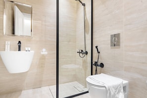 Apartamento grand | Banheiro | Chuveiro com efeito de chuva, produtos de toalete grátis
