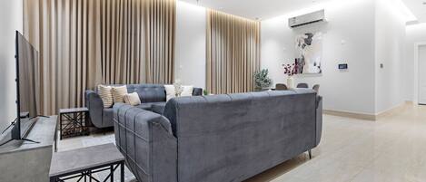 特级公寓 | 起居区 | 50-英寸智能电视(配备数码频道)