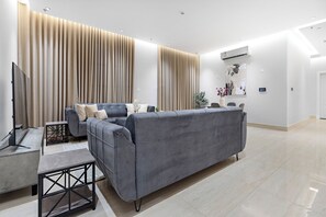Grand Apartment | Living area | 50-inch Smart TV with digital channels - Silkhaus Majidia 115 (Riyadh)