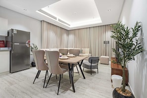 Design-Apartment | Wohnbereich | 50-Zoll-Smart-TV mit Digitalempfang
