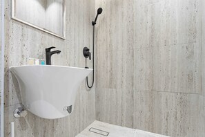 Lägenhet Design | Badrum | Regndusch, gratis toalettartiklar, hårtork och bidé