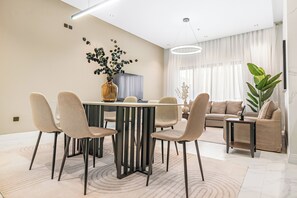 Standard-Apartment | Essbereich im Zimmer