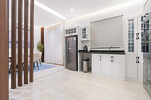 Apartamento Premium | Cocina privada | Frigorífico, microondas, horno y placa de cocina