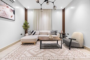 Premium appartement | Woonruimte | Een 50-inch smart-tv met digitale zenders