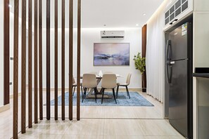 Premium-Apartment | Essbereich im Zimmer