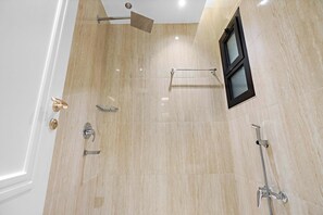 プレミアム アパートメント | バスルーム | レインフォールシャワー、バスアメニティ (無料)、ヘアドライヤー、タオル