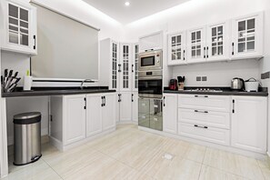 Apartamento Premium | Cocina privada | Frigorífico, microondas, horno y placa de cocina