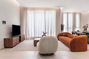 Royal Apartment | Ruang tamu | 50 inci sebuah televisyen pintar dengan digital 