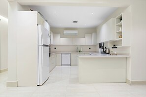Exclusive Apartment | Private kitchen | Fridge, microwave, oven, coffee/tea maker - Silkhaus Wakan 001 (Riyadh)