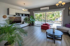 Living area - Chic 2-bedroom apartment with AC, WiFi in wonderful Limassol (Limassol)