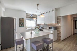 Private kitchen - Chic 2-bedroom apartment with AC, WiFi in wonderful Limassol (Limassol)