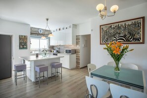 Dining - Chic 2-bedroom apartment with AC, WiFi in wonderful Limassol (Limassol)