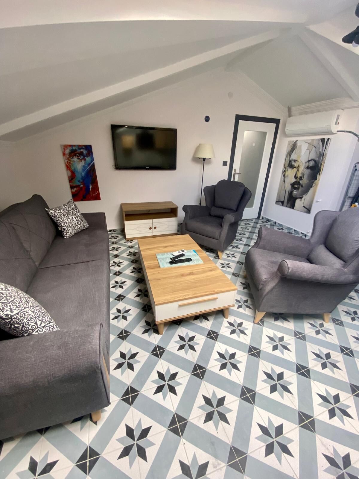 Økonomi-loftsrom, kjøkken | Oppholdsområde | En 82-tommers Flatskjerm-TV med Parabol-TV