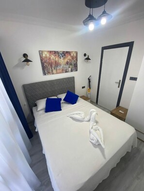 Economy appartement, balkon, uitzicht op zee | 1 slaapkamer, een laptopwerkplek, een strijkplank/strijkijzer