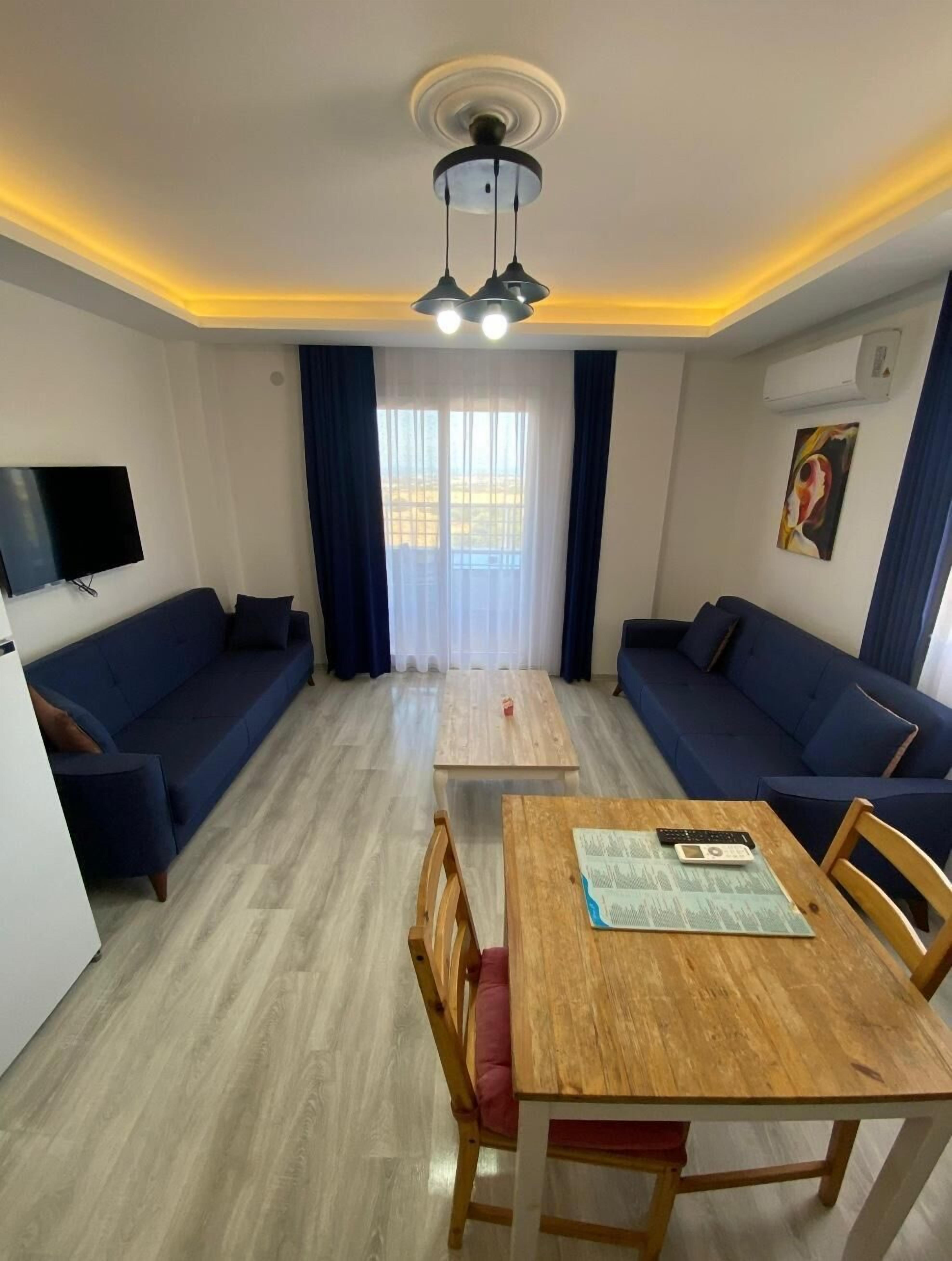 Økonomileilighet, balkong, sjøutsikt | Oppholdsområde | En 82-tommers Flatskjerm-TV med Parabol-TV