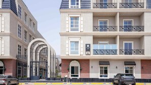 Ein mehrstöckiges Hotel mit klassischer Architektur, mit Balkonen und einem verschlossenen Eingang.