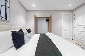 Luxury Apartment | 2 bedrooms, in-room safe, individually decorated, individually furnished