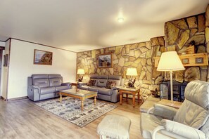 Smart TV, fireplace - Charming 2-Bedroom Condo with Spectacular Lake Dillon Views A106 (Dillon)