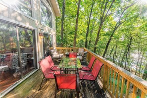 Outdoor dining - Luxury Lakefront Retreat on 2 Acres—Hot Tub, Real Wood Fireplace, Fishing & More (East Stroudsburg)