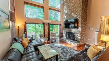 Smart TV, chimenea, futbolito y tenis de mesa