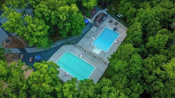 Alberca al aire libre y alberca climatizada