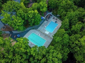 Una piscina al aire libre, una piscina climatizada