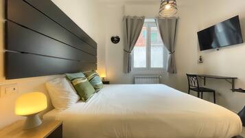 1 Schlafzimmer, Schreibtisch, Bügeleisen/Bügelbrett, Reisekinderbett