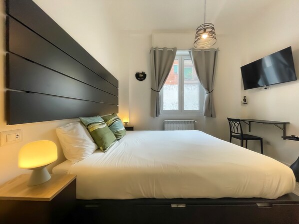 1 Schlafzimmer, Schreibtisch, Bügeleisen/Bügelbrett, Reisekinderbett