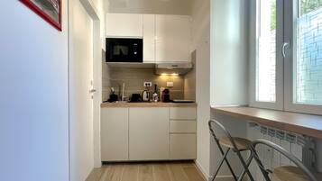 Kühlschrank, Mikrowelle, Herdplatte, Wasserkocher mit Kaffee-/Teezubehör