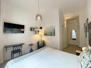 1 habitación, escritorio, tabla de planchar con plancha y cuna de viaje 