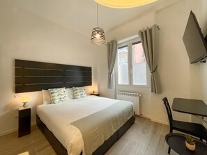 1 habitación, escritorio, tabla de planchar con plancha y cuna de viaje 
