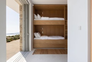 6 bedrooms, iron/ironing board, internet, bed sheets