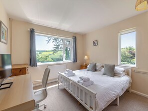 6 bedrooms, free WiFi, bed sheets - 6 bedroom accommodation in Kingsbridge (Kingsbridge)