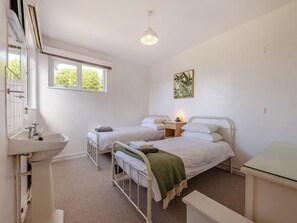 6 bedrooms, free WiFi, bed sheets - 6 bedroom accommodation in Kingsbridge (Kingsbridge)