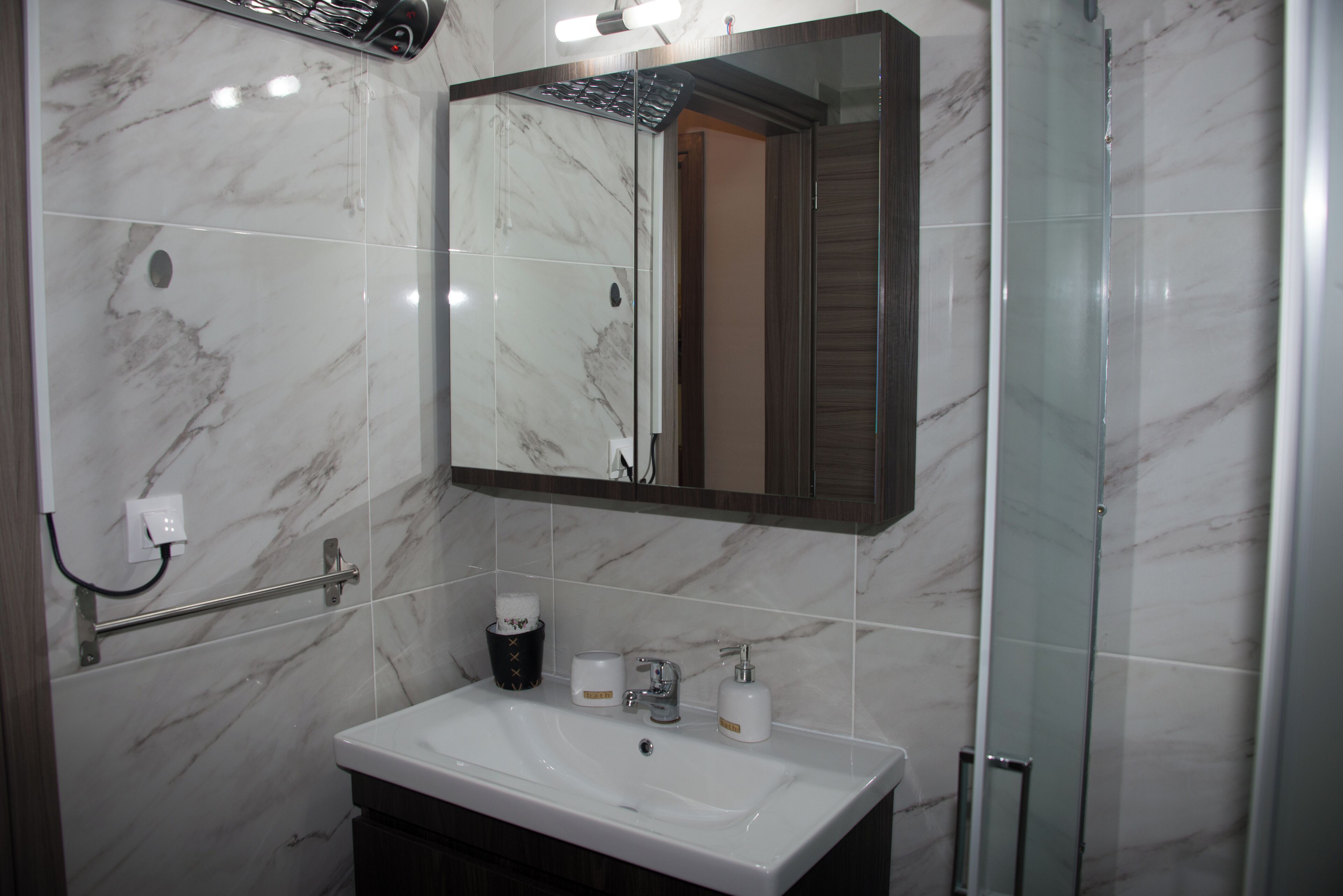 Ducha, secador de pelo, toallas, jabón