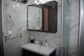 Een douche, een haardroger, handdoeken, zeep