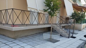 A concrete staircase with metal railings leading to a building entrance. - Panos House - Warm and cozy retreat (Trikala)