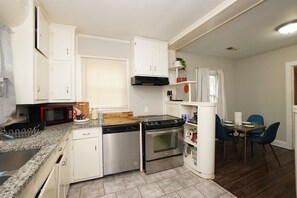 Fridge, microwave, oven, stovetop - Pine Haven - Large Group - Baby & Pet friendly (Birmingham)