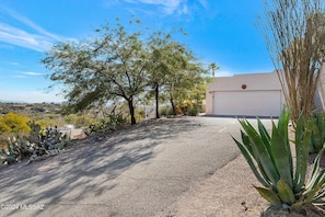 Property grounds - Perfect 2-bedroom house w/AC, WiFi, Mountain and City views near Sabino Canyon (Tucson)