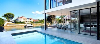 Luxico Bluewater Oasis (Heated Pool)