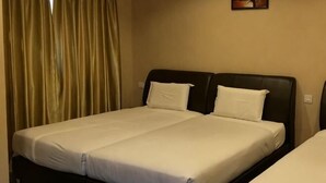 A double bed with white linens in a hotel room. - Grandview VIP Home (Gali)