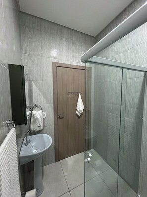 Hiustenkuivaaja, pyyhkeet, saippua, vessapaperi