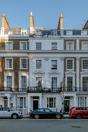 Single Room, Shared Bathroom (1) | Property entrance - Devonshire Studios (London)