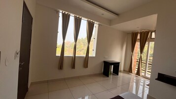 Habitación Deluxe, balcón, vistas a la colina | Ropa de cama de alta calidad y colchones con acolchado adicional