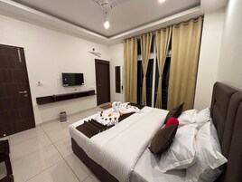 Ropa de cama de alta calidad, colchones con pillow-top y escritorio 