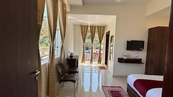 Kamar Deluks, balkon, pemandangan bukit | Seprai premium, bantalan ekstra lembut, dan meja kerja
