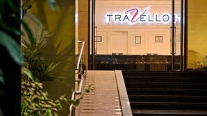 Ein Hotel Eingang mit einem Schild, auf dem 'TRAVÉLLO' steht.
