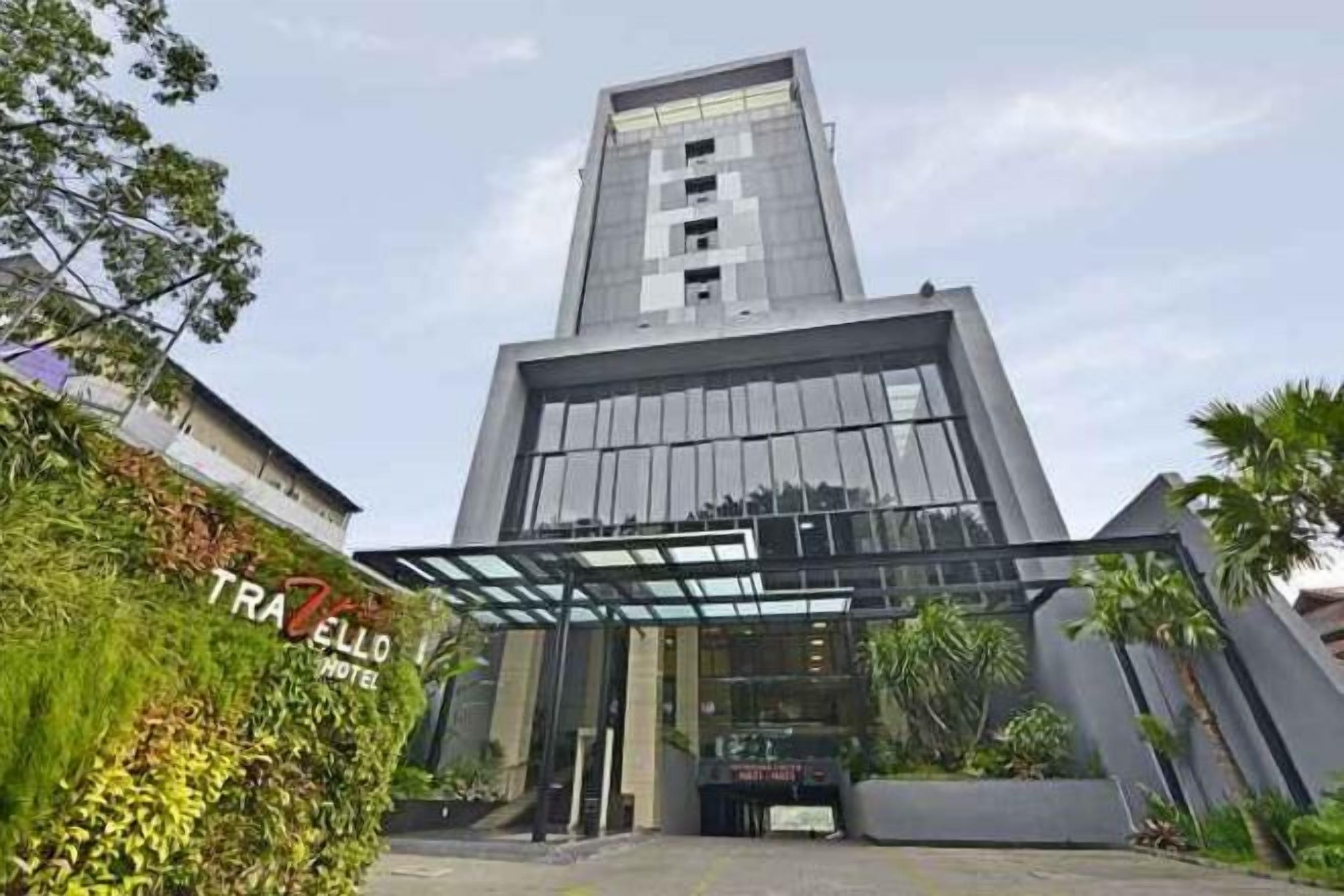 Un bâtiment moderne doté d’une structure verticale imposante et d’une entrée abritée.