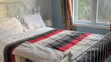 3 bedrooms, iron/ironing board, WiFi, bed sheets