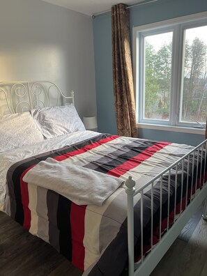 3 bedrooms, iron/ironing board, WiFi, bed sheets